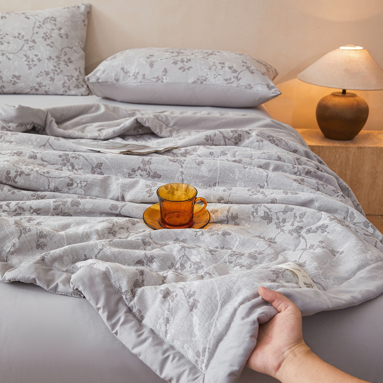 91家纺网 家纺一手货源 找家纺 乐家毛巾被（工厂自产自销） 2026新款全棉色织三层提花夏季大豆纤维被 缠枝