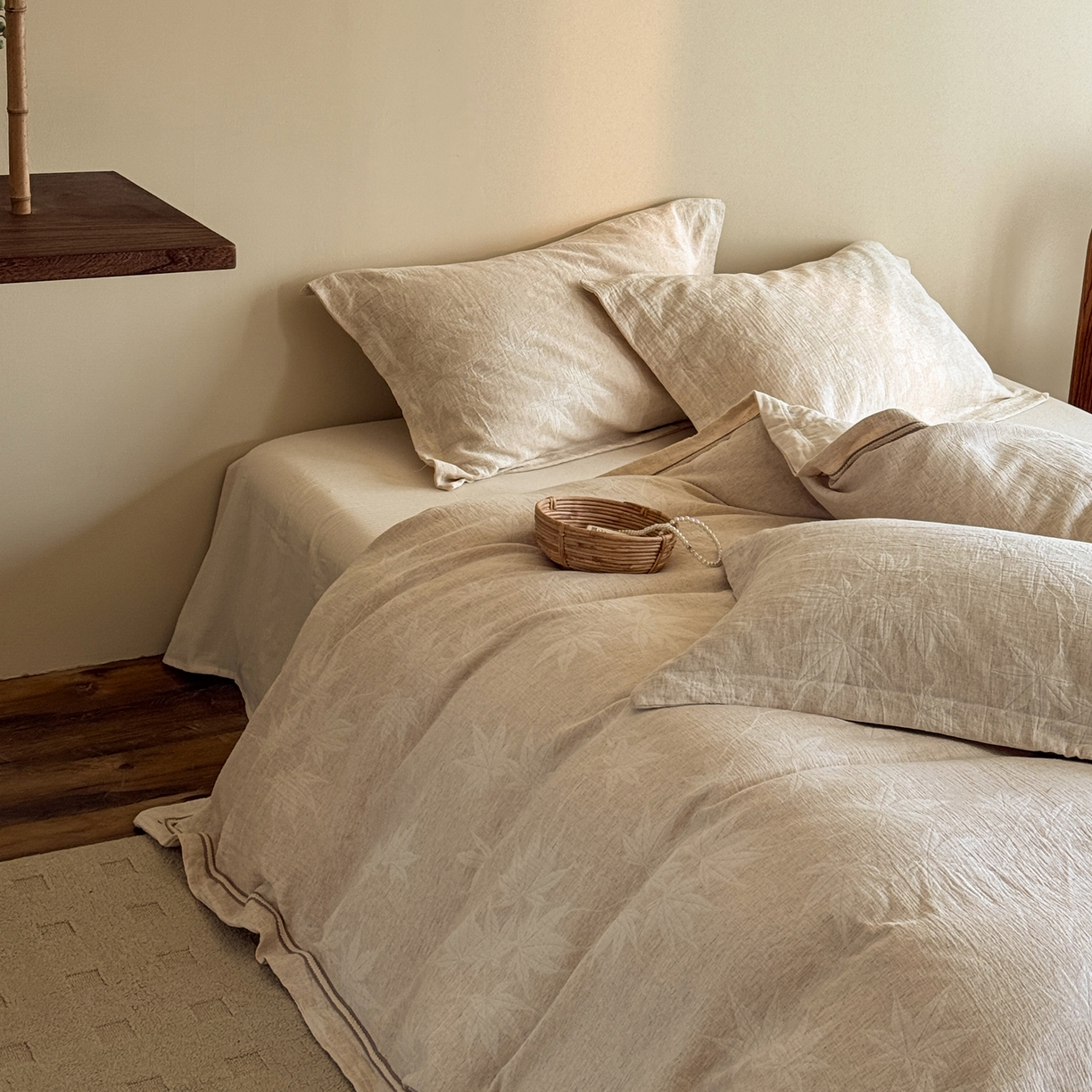 91家纺网 家纺一手货源 找家纺 澳萝拉 2026新款棉麻提花压边四件套 枫林晚