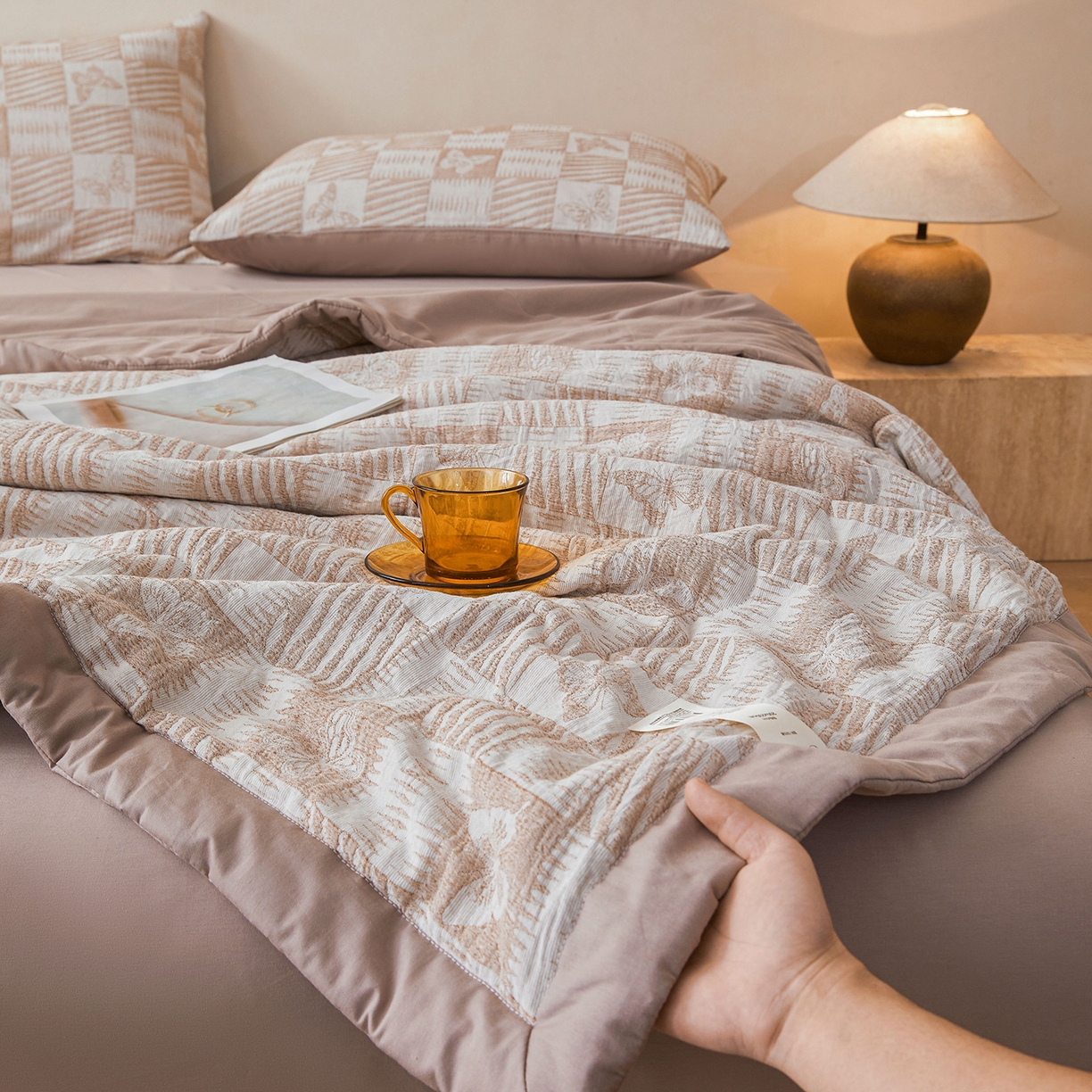 91家纺网 家纺一手货源 找家纺 乐家毛巾被（工厂自产自销） 2026新款全棉色织三层提花夏季大豆纤维被 方格蝴蝶