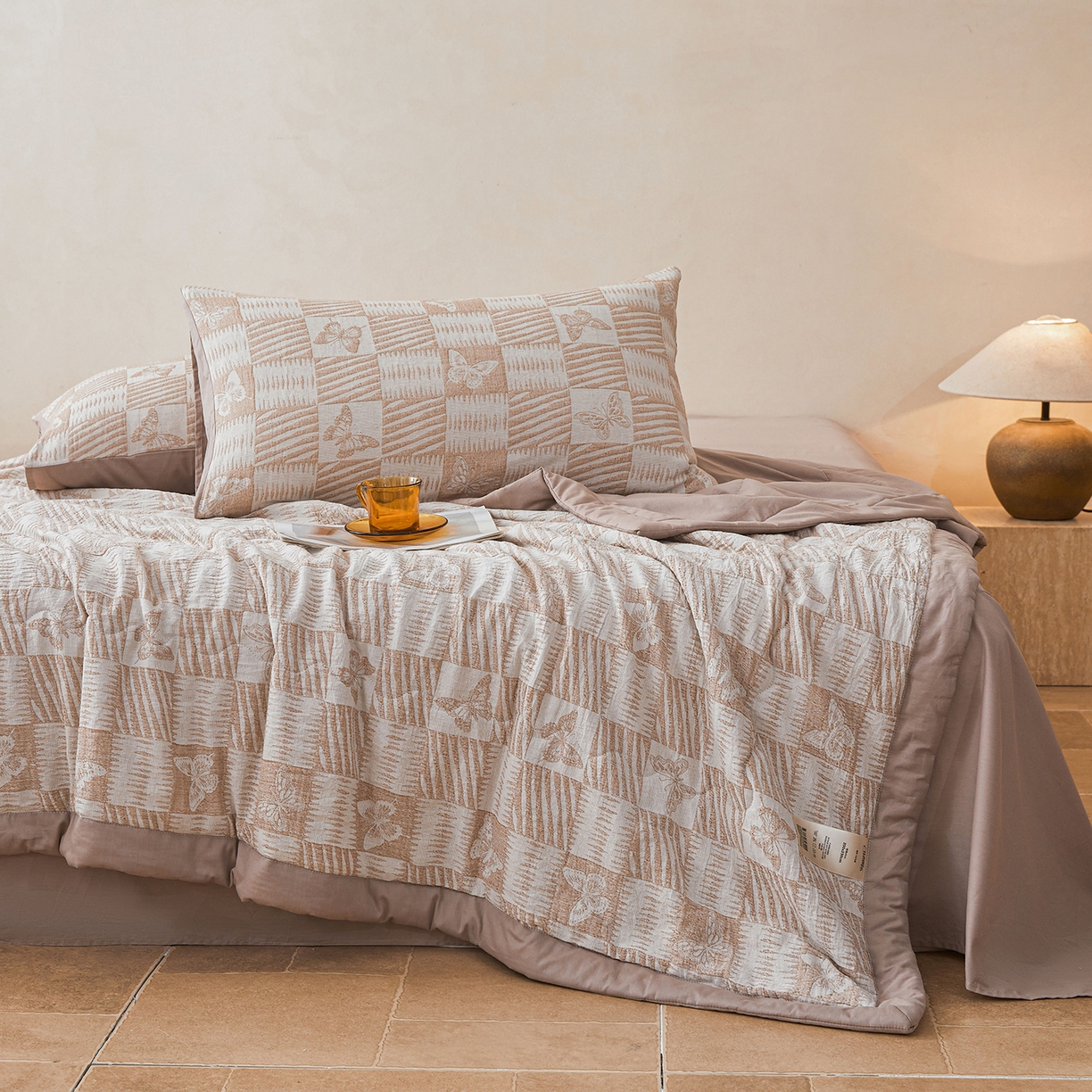 91家纺网 家纺一手货源 找家纺 乐家毛巾被（工厂自产自销） 2026新款全棉色织三层提花夏季大豆纤维被 方格蝴蝶