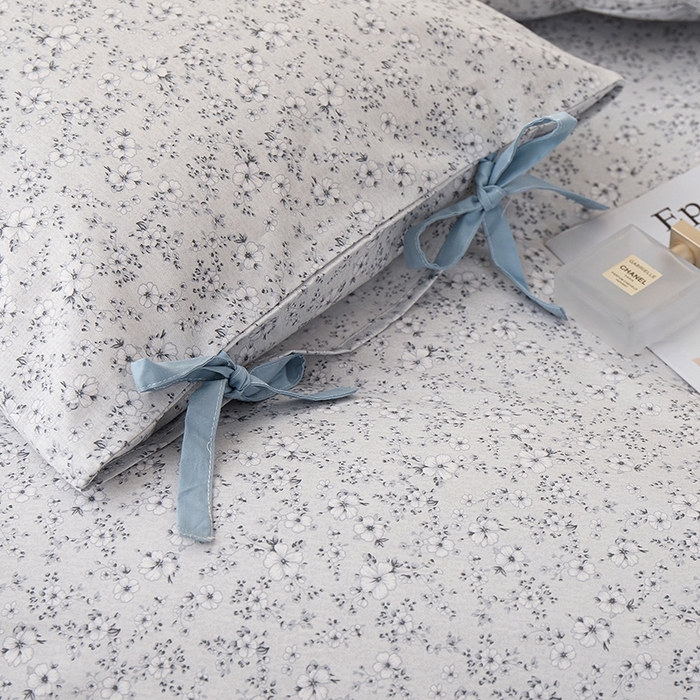 91家纺网 家纺一手货源 找家纺 一米阳光 2026年春夏新款小清新蝴蝶结绑带款全棉纯棉四件套 青花瓷