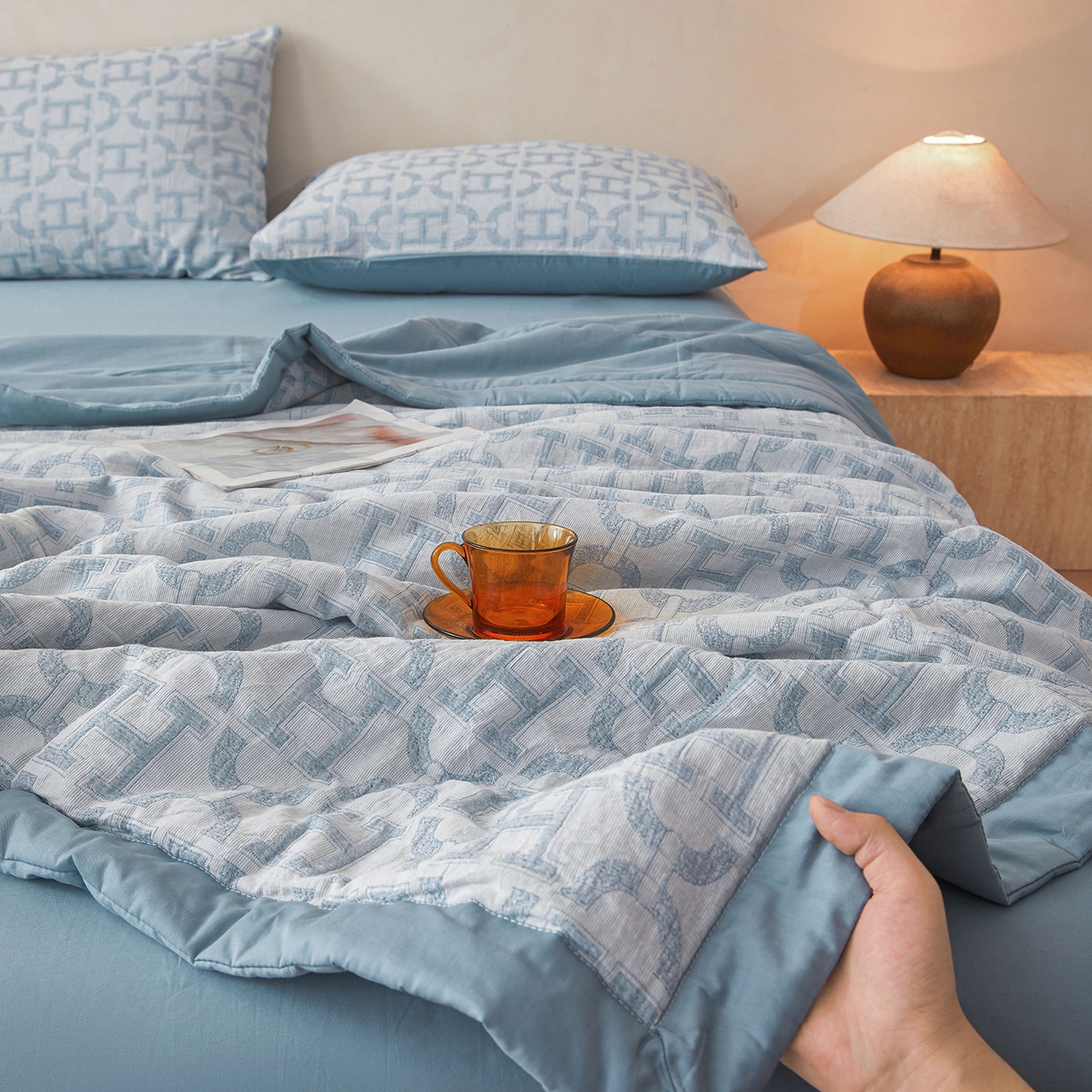 91家纺网 家纺一手货源 找家纺 乐家毛巾被（工厂自产自销） 2026新款全棉色织三层提花夏季大豆纤维被 蓝韵