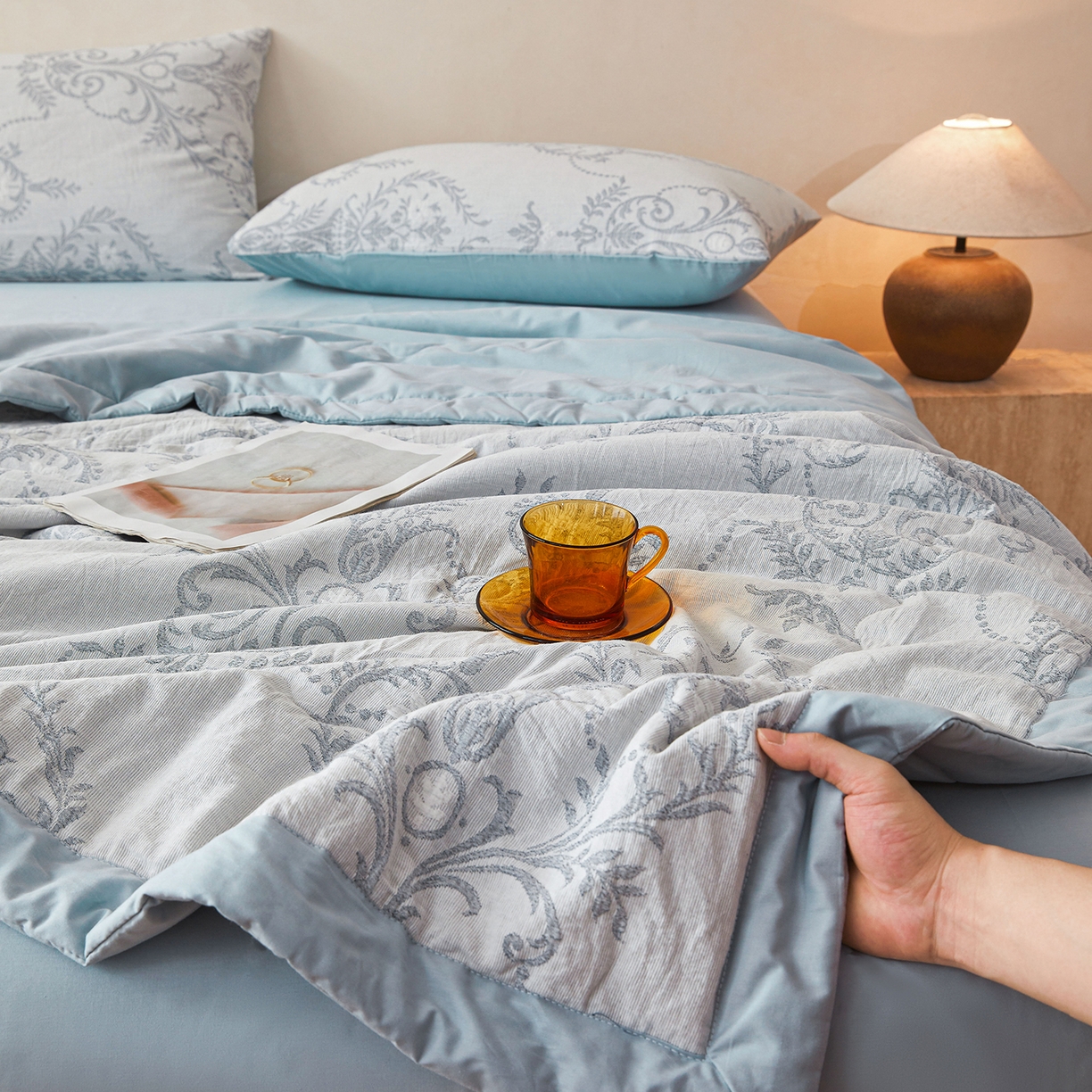 91家纺网 家纺一手货源 找家纺 乐家毛巾被（工厂自产自销） 2026新款全棉色织三层提花夏季大豆纤维被 迷雾