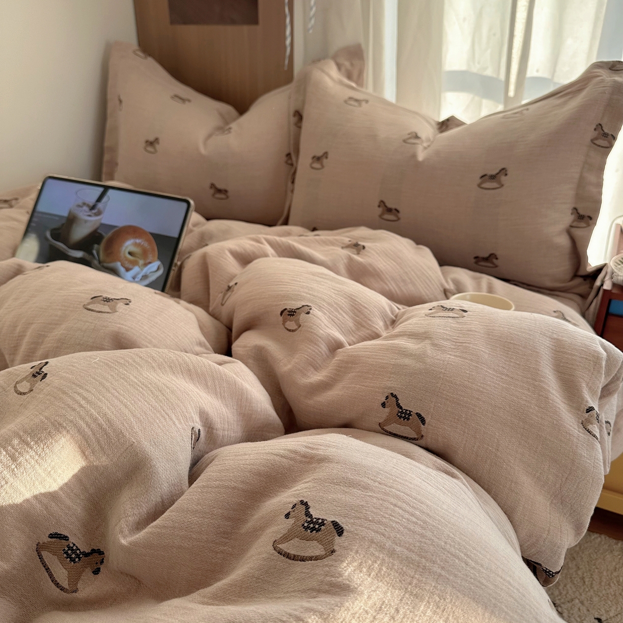 91家纺网 家纺一手货源 找家纺 萝莉家纺 2026新款全棉纯棉色织双层纱提花四件套 翘翘马