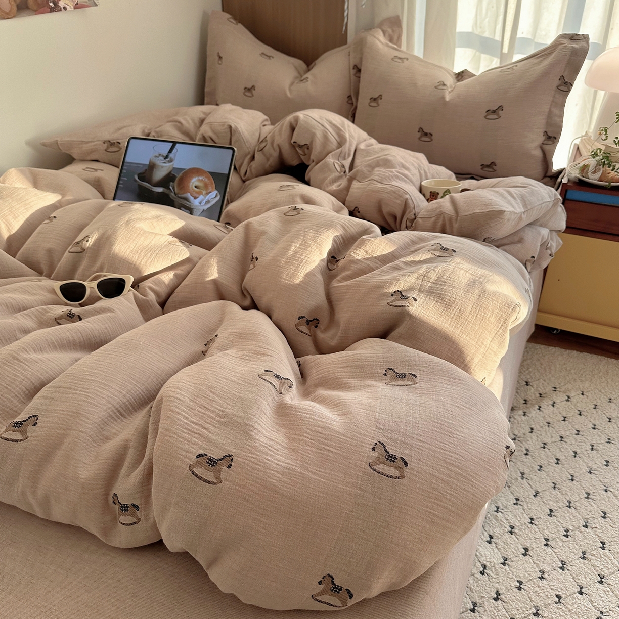 91家纺网 家纺一手货源 找家纺 萝莉家纺 2026新款全棉纯棉色织双层纱提花四件套 翘翘马