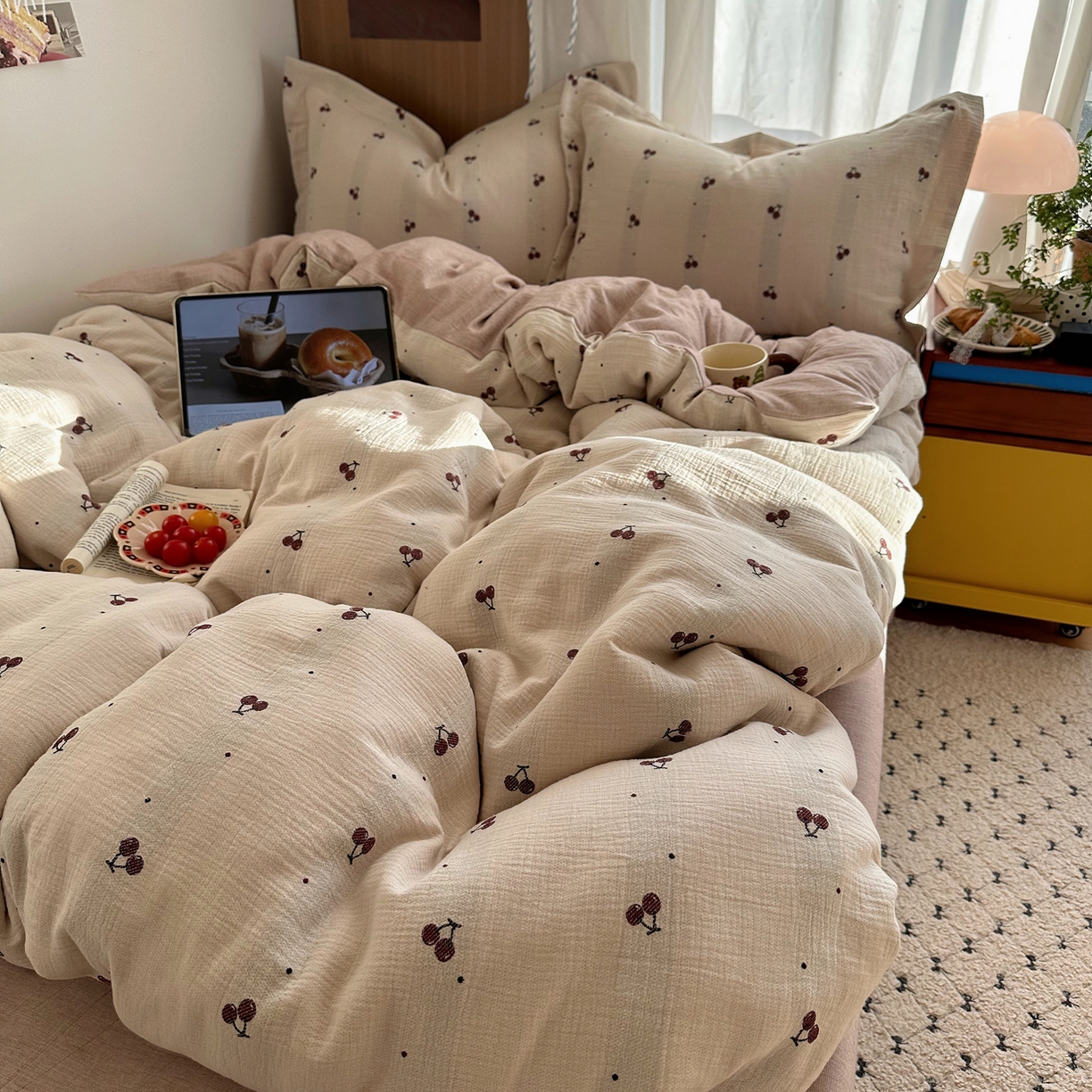 91家纺网 家纺一手货源 找家纺 萝莉家纺 2026新款全棉纯棉色织双层纱提花四件套 点点樱桃