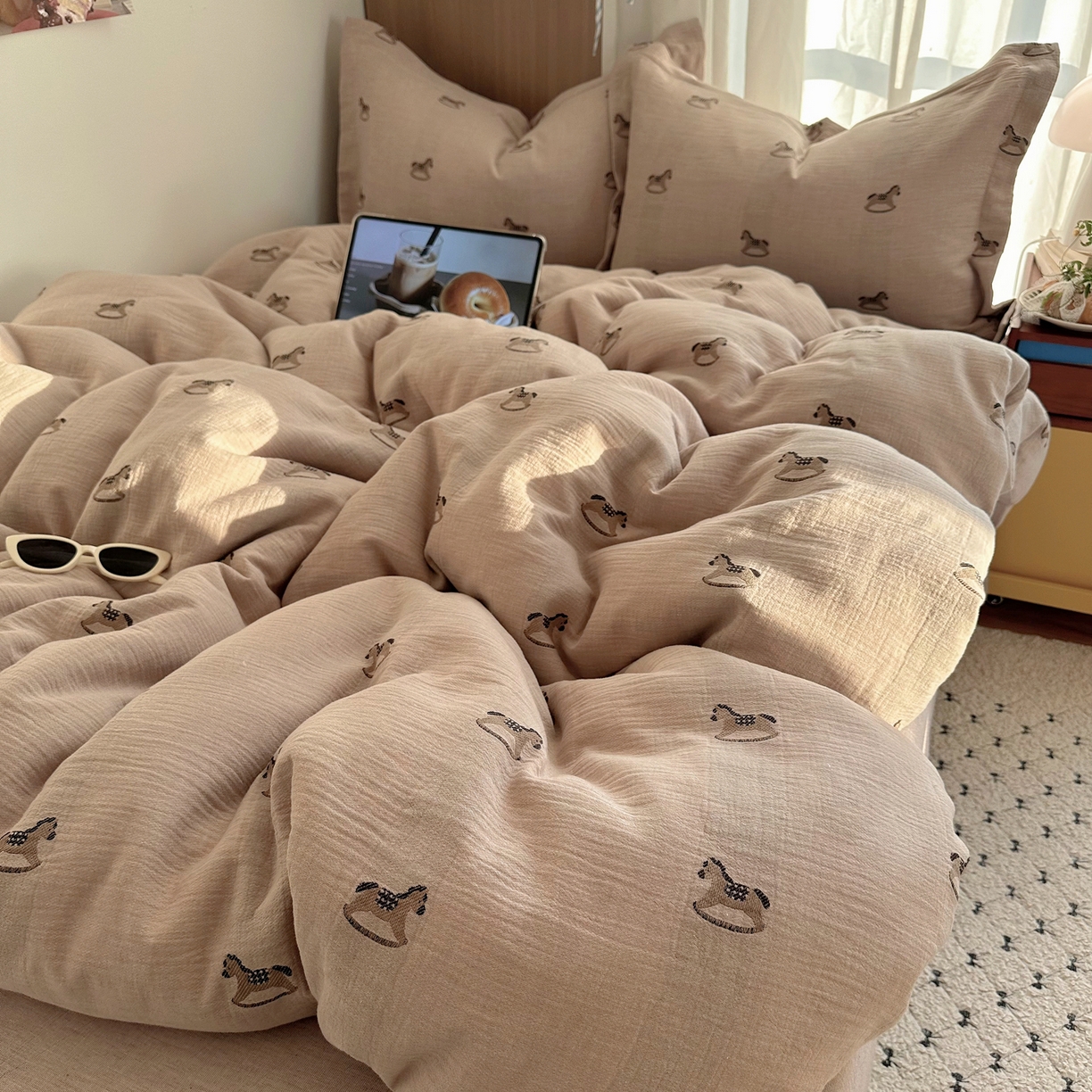 91家纺网 家纺一手货源 找家纺 萝莉家纺 2026新款全棉纯棉色织双层纱提花四件套 翘翘马