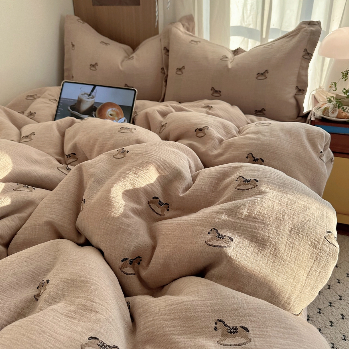 91家纺网 家纺一手货源 找家纺 萝莉家纺 2026新款全棉纯棉色织双层纱提花四件套 翘翘马