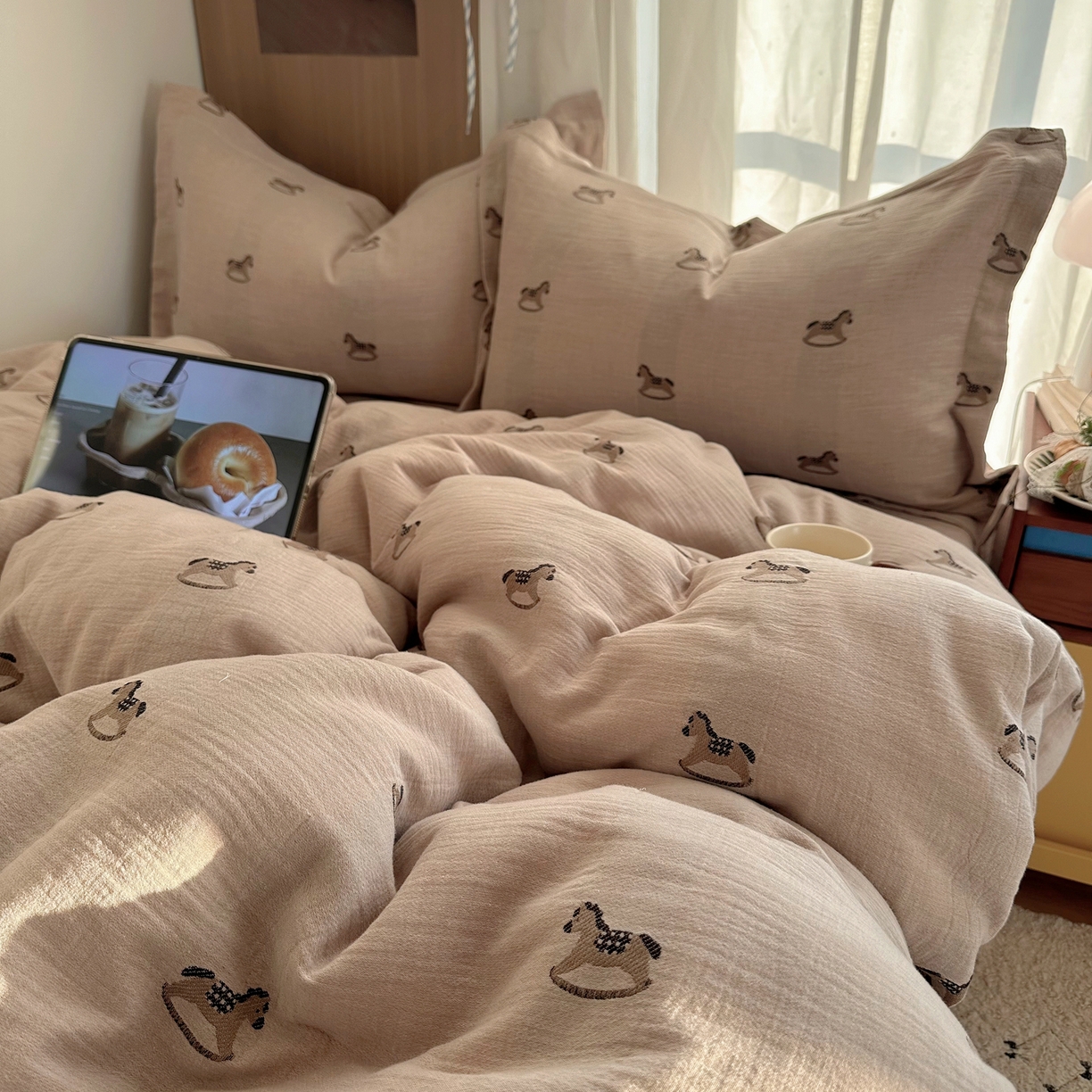 91家纺网 家纺一手货源 找家纺 萝莉家纺 2026新款全棉纯棉色织双层纱提花四件套 翘翘马