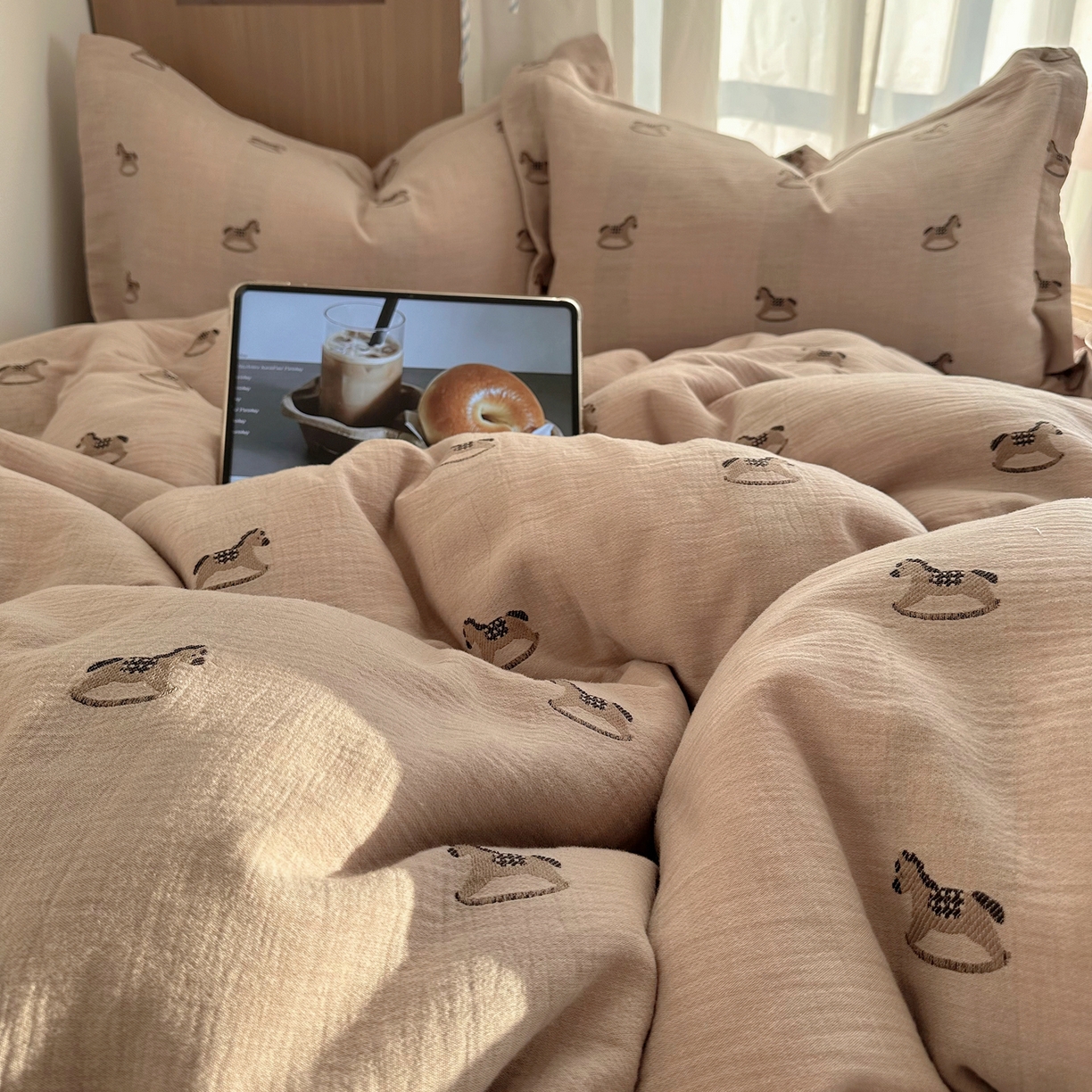 91家纺网 家纺一手货源 找家纺 萝莉家纺 2026新款全棉纯棉色织双层纱提花四件套 翘翘马