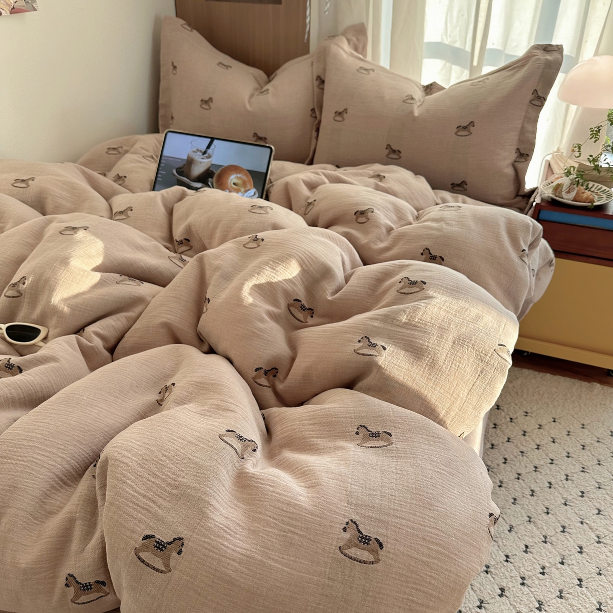 91家纺网 家纺一手货源 找家纺 萝莉家纺 2026新款全棉纯棉色织双层纱提花四件套 翘翘马