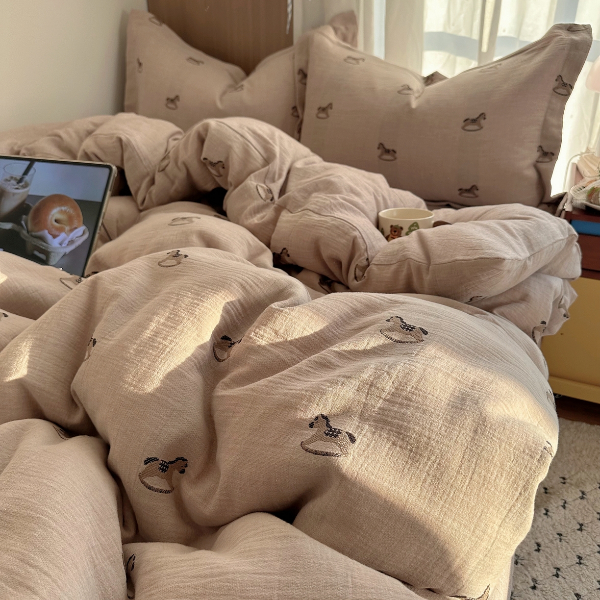 91家纺网 家纺一手货源 找家纺 萝莉家纺 2026新款全棉纯棉色织双层纱提花四件套 翘翘马