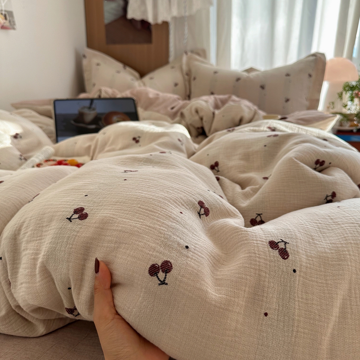 91家纺网 家纺一手货源 找家纺 萝莉家纺 2026新款全棉纯棉色织双层纱提花四件套 点点樱桃