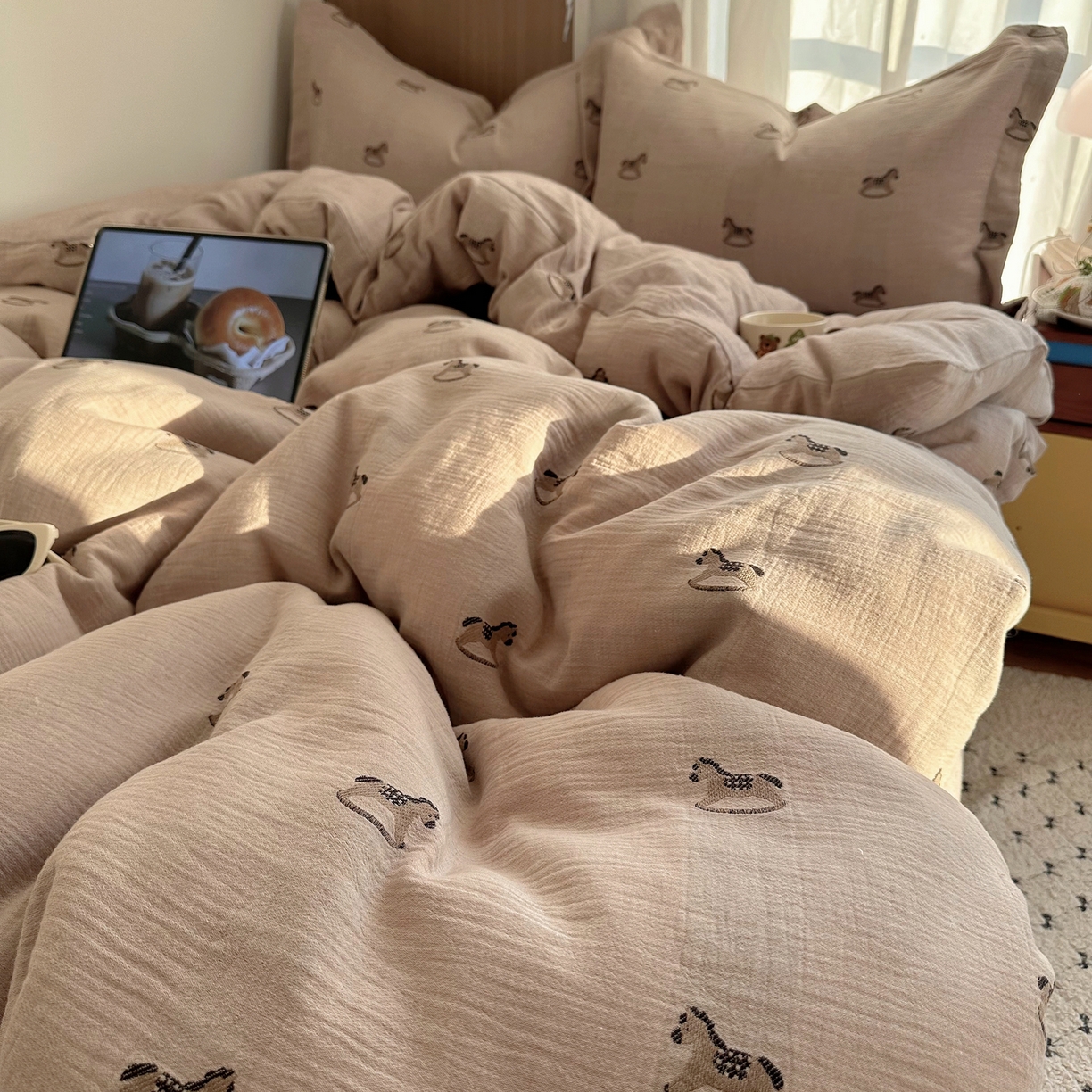 91家纺网 家纺一手货源 找家纺 萝莉家纺 2026新款全棉纯棉色织双层纱提花四件套 翘翘马