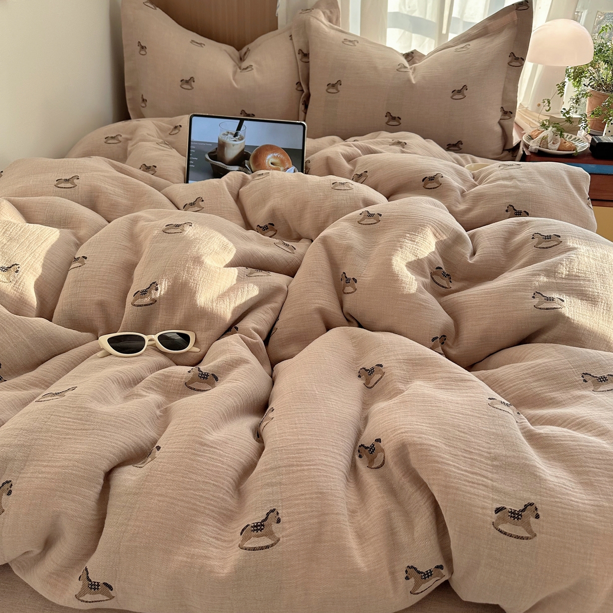 91家纺网 家纺一手货源 找家纺 萝莉家纺 2026新款全棉纯棉色织双层纱提花四件套 翘翘马