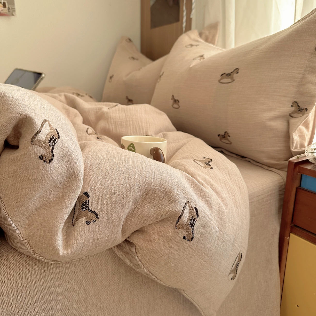 91家纺网 家纺一手货源 找家纺 萝莉家纺 2026新款全棉纯棉色织双层纱提花四件套 翘翘马