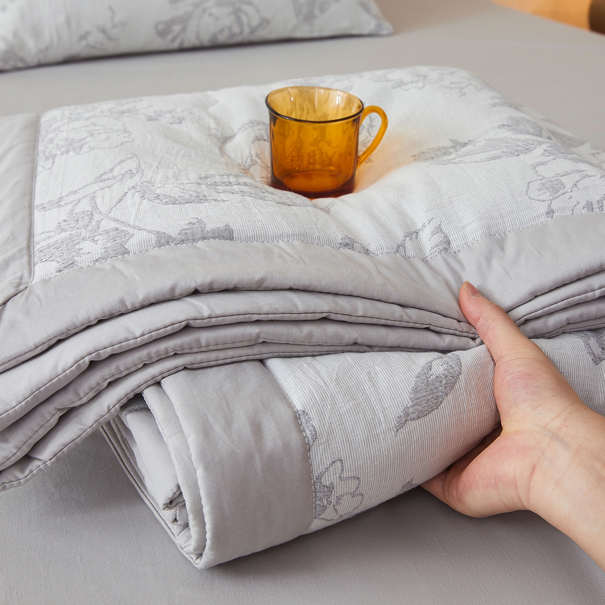 91家纺网 家纺一手货源 找家纺 乐家毛巾被（工厂自产自销） 2026新款全棉色织三层提花夏季大豆纤维被 柔枝