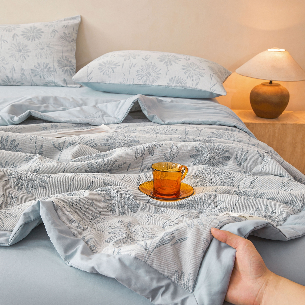 91家纺网 家纺一手货源 找家纺 乐家毛巾被（工厂自产自销） 2026新款全棉色织三层提花夏季大豆纤维被 小雏菊