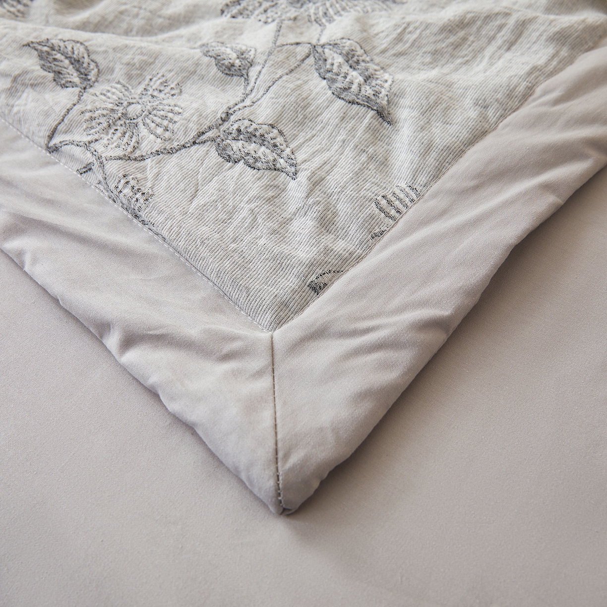 91家纺网 家纺一手货源 找家纺 乐家毛巾被（工厂自产自销） 2026新款全棉色织三层提花夏季大豆纤维被 叶影清风