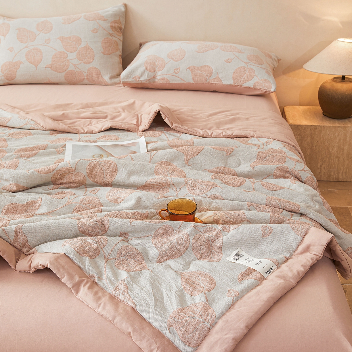 91家纺网 家纺一手货源 找家纺 乐家毛巾被（工厂自产自销） 2026新款全棉色织三层提花夏季大豆纤维被 枝繁叶茂