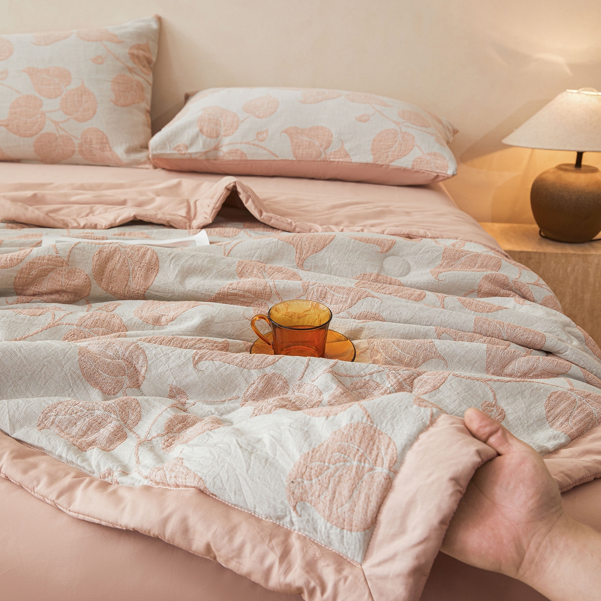 91家纺网 家纺一手货源 找家纺 乐家毛巾被（工厂自产自销） 2026新款全棉色织三层提花夏季大豆纤维被 枝繁叶茂