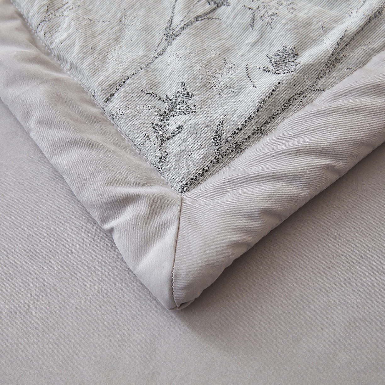 91家纺网 家纺一手货源 找家纺 乐家毛巾被（工厂自产自销） 2026新款全棉色织三层提花夏季大豆纤维被 竹影