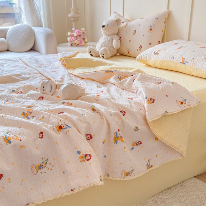 91家纺网 家纺一手货源 找家纺 （总）梦舒阳 2026新款泡芙棉夏被花边款泡芙纱夏凉被四件套空调被带小熊吊牌