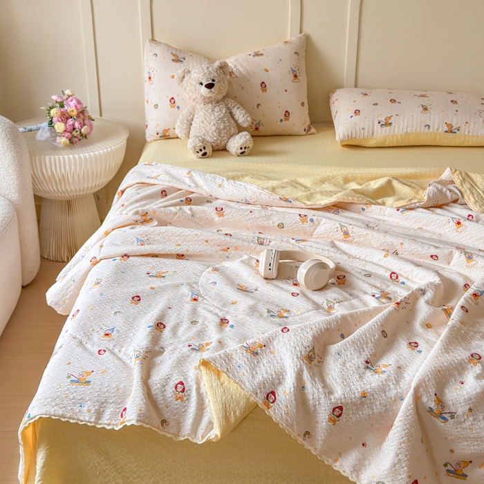 91家纺网 家纺一手货源 找家纺 （总）梦舒阳 2026新款泡芙棉夏被花边款泡芙纱夏凉被四件套空调被带小熊吊牌