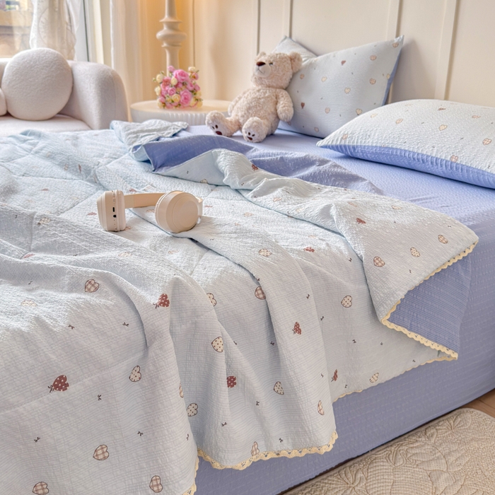 91家纺网 家纺一手货源 找家纺 （总）梦舒阳 2026新款泡芙棉夏被花边款泡芙纱夏凉被四件套空调被带小熊吊牌