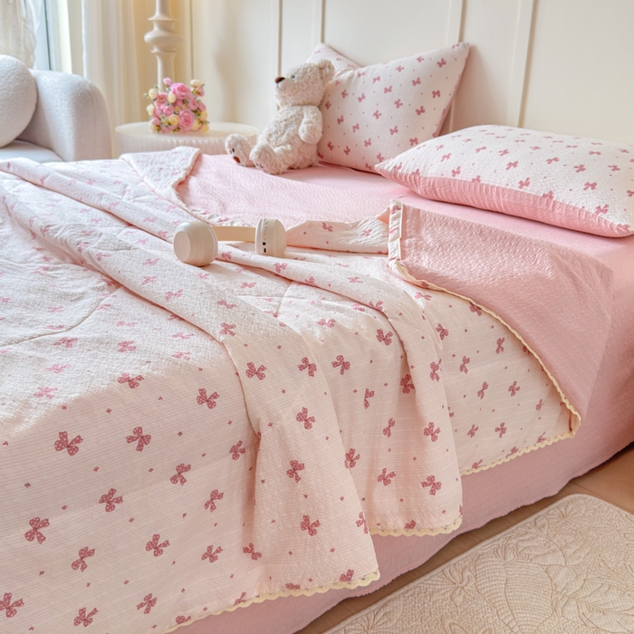 91家纺网 家纺一手货源 找家纺 （总）梦舒阳 2026新款泡芙棉夏被花边款泡芙纱夏凉被四件套空调被带小熊吊牌