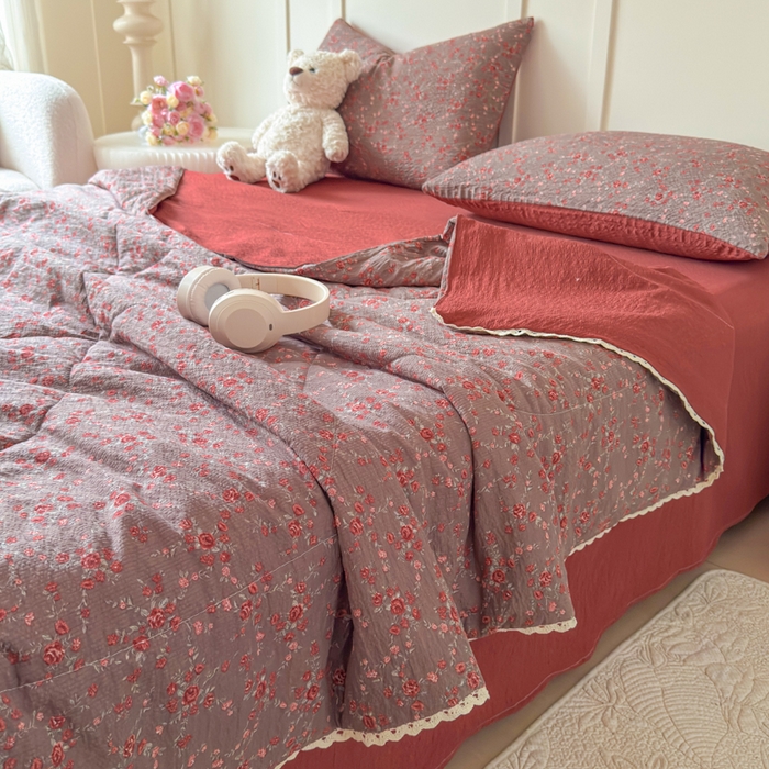 91家纺网 家纺一手货源 找家纺 （总）梦舒阳 2026新款泡芙棉夏被花边款泡芙纱夏凉被四件套空调被带小熊吊牌