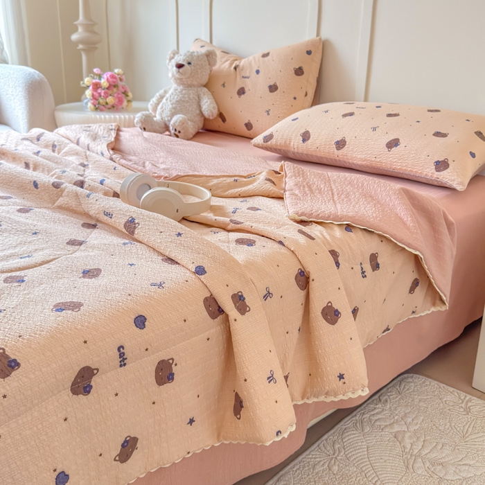 91家纺网 家纺一手货源 找家纺 （总）梦舒阳 2026新款泡芙棉夏被花边款泡芙纱夏凉被四件套空调被带小熊吊牌