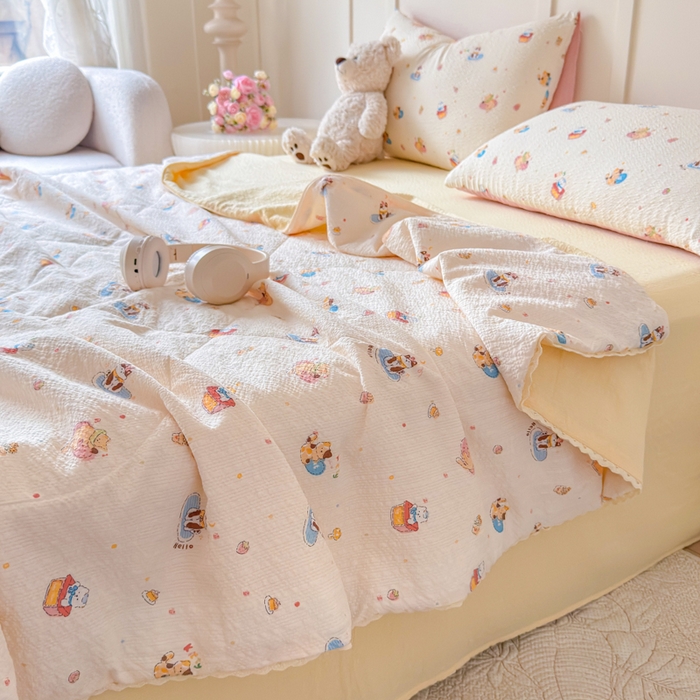 91家纺网 家纺一手货源 找家纺 （总）梦舒阳 2026新款泡芙棉夏被花边款泡芙纱夏凉被四件套空调被带小熊吊牌