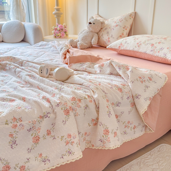 91家纺网 家纺一手货源 找家纺 （总）梦舒阳 2026新款泡芙棉夏被花边款泡芙纱夏凉被四件套空调被带小熊吊牌