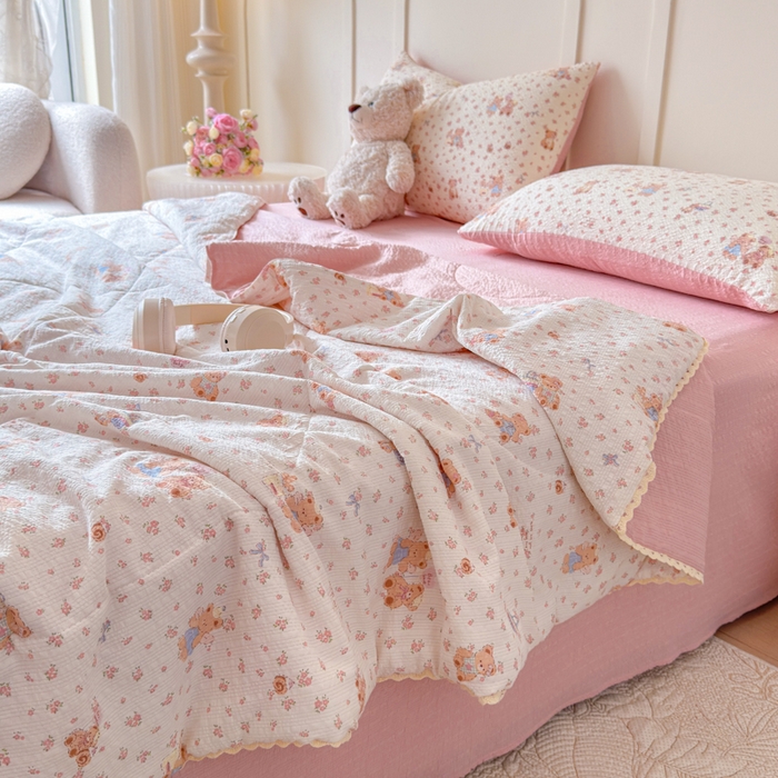 91家纺网 家纺一手货源 找家纺 （总）梦舒阳 2026新款泡芙棉夏被花边款泡芙纱夏凉被四件套空调被带小熊吊牌