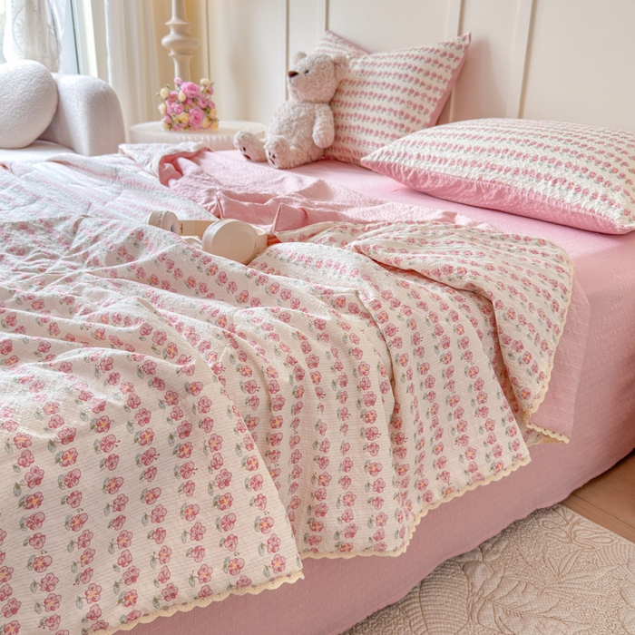 91家纺网 家纺一手货源 找家纺 （总）梦舒阳 2026新款泡芙棉夏被花边款泡芙纱夏凉被四件套空调被带小熊吊牌