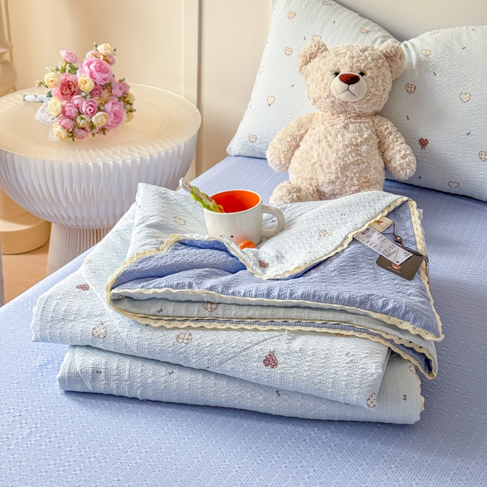 91家纺网 家纺一手货源 找家纺 梦舒阳 2026新款泡芙棉夏被花边款泡芙纱夏凉被四件套空调被带小熊吊牌 爱心蓝