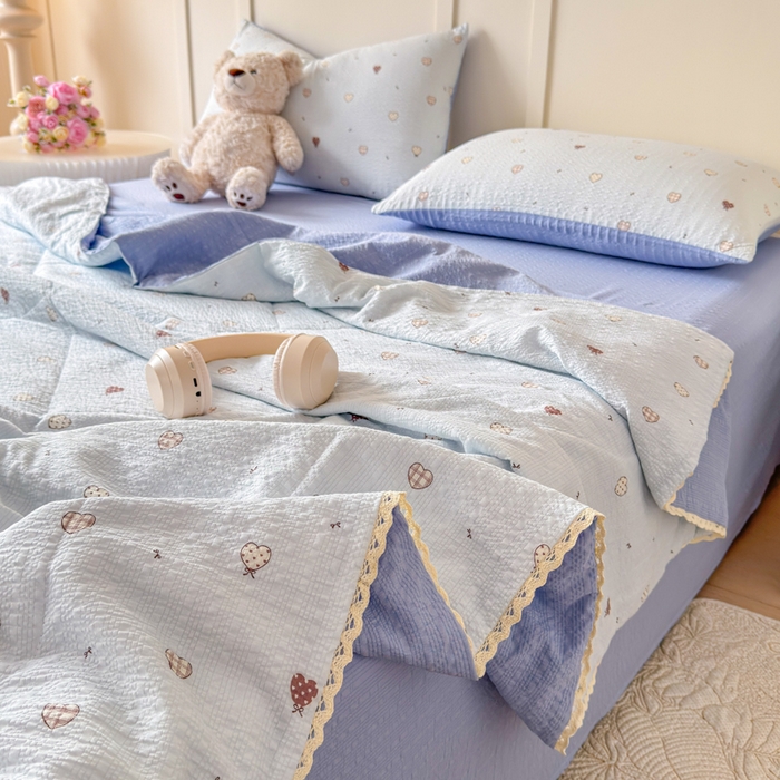 91家纺网 家纺一手货源 找家纺 梦舒阳 2026新款泡芙棉夏被花边款泡芙纱夏凉被四件套空调被带小熊吊牌 爱心蓝