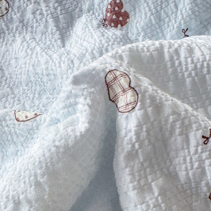 91家纺网 家纺一手货源 找家纺 梦舒阳 2026新款泡芙棉夏被花边款泡芙纱夏凉被四件套空调被带小熊吊牌 爱心蓝