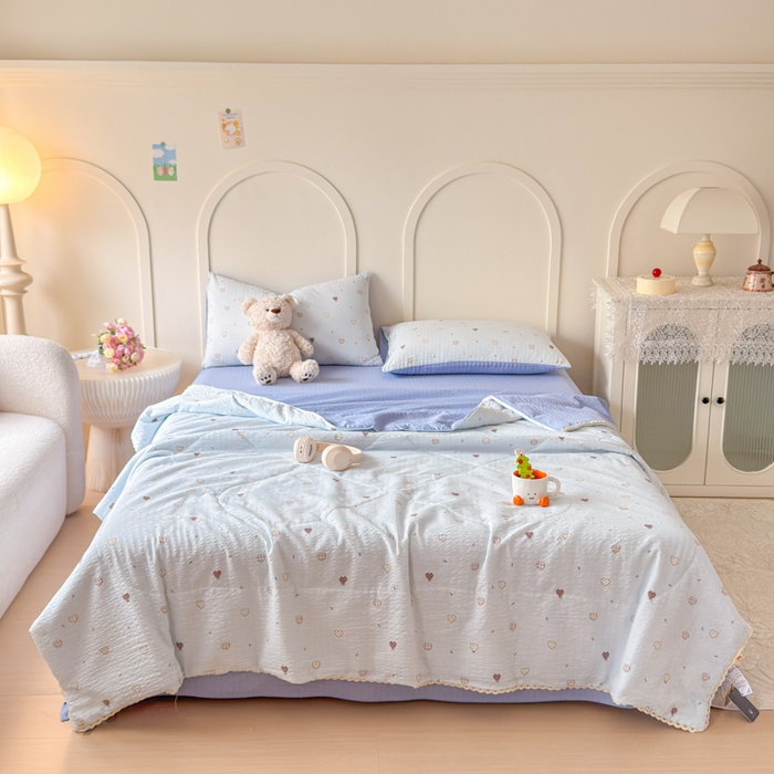 91家纺网 家纺一手货源 找家纺 梦舒阳 2026新款泡芙棉夏被花边款泡芙纱夏凉被四件套空调被带小熊吊牌 爱心蓝