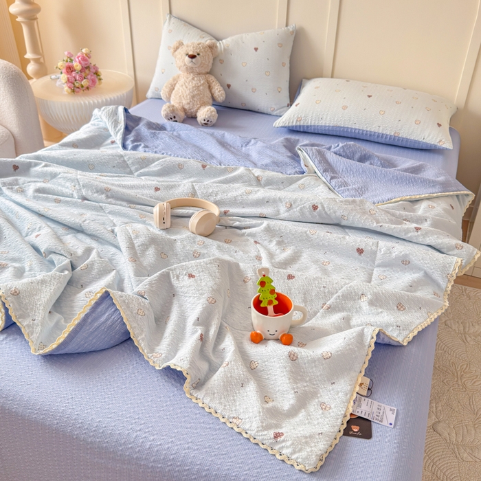 91家纺网 家纺一手货源 找家纺 梦舒阳 2026新款泡芙棉夏被花边款泡芙纱夏凉被四件套空调被带小熊吊牌 爱心蓝
