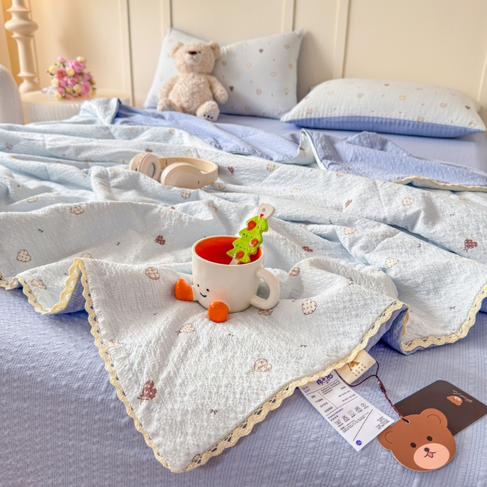 91家纺网 家纺一手货源 找家纺 梦舒阳 2026新款泡芙棉夏被花边款泡芙纱夏凉被四件套空调被带小熊吊牌 爱心蓝