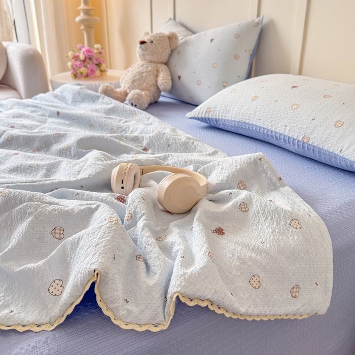 91家纺网 家纺一手货源 找家纺 梦舒阳 2026新款泡芙棉夏被花边款泡芙纱夏凉被四件套空调被带小熊吊牌 爱心蓝