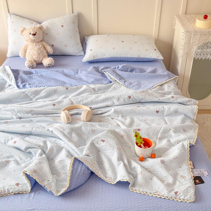 91家纺网 家纺一手货源 找家纺 梦舒阳 2026新款泡芙棉夏被花边款泡芙纱夏凉被四件套空调被带小熊吊牌 爱心蓝