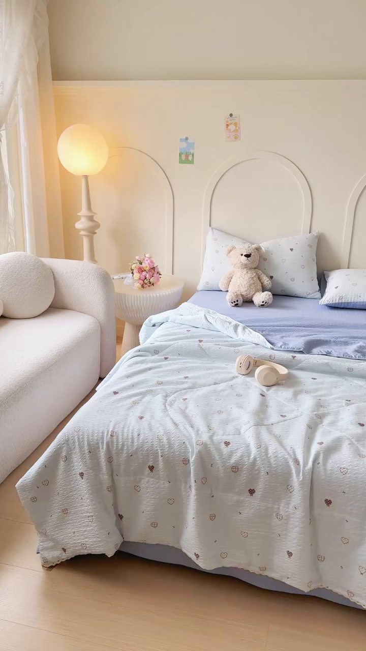 91家纺网 家纺一手货源 找家纺 梦舒阳 2026新款泡芙棉夏被花边款泡芙纱夏凉被四件套空调被带小熊吊牌 爱心蓝