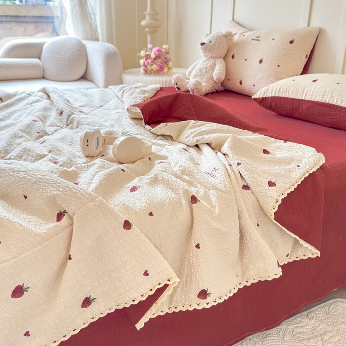 91家纺网 家纺一手货源 找家纺 梦舒阳 2026新款泡芙棉夏被花边款泡芙纱夏凉被四件套空调被带小熊吊牌 草莓
