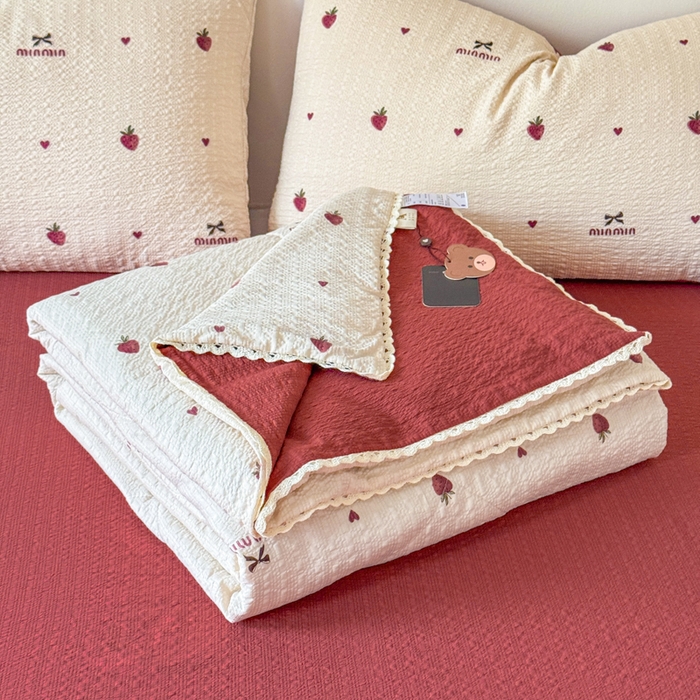 91家纺网 家纺一手货源 找家纺 梦舒阳 2026新款泡芙棉夏被花边款泡芙纱夏凉被四件套空调被带小熊吊牌 草莓