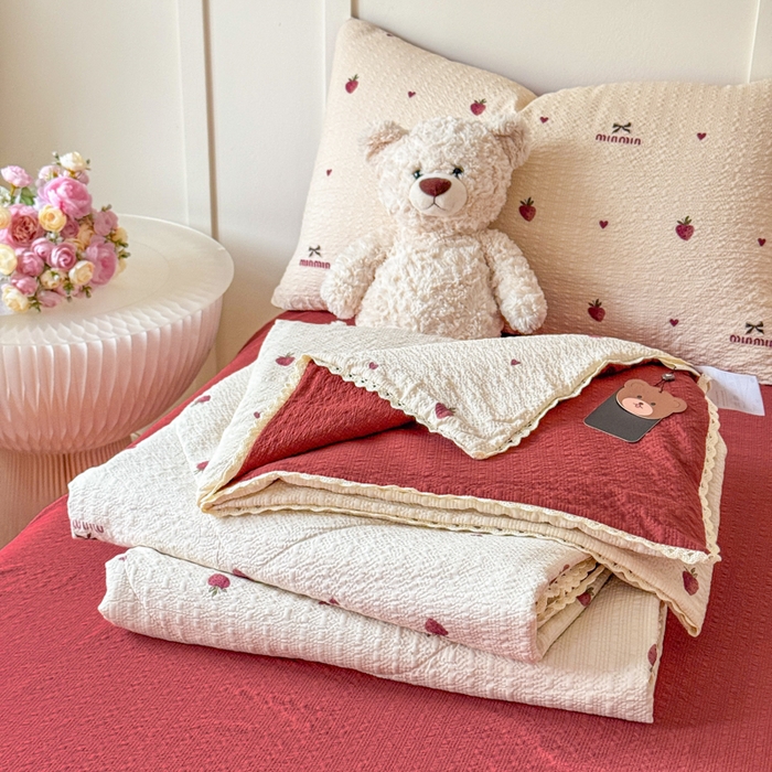 91家纺网 家纺一手货源 找家纺 梦舒阳 2026新款泡芙棉夏被花边款泡芙纱夏凉被四件套空调被带小熊吊牌 草莓