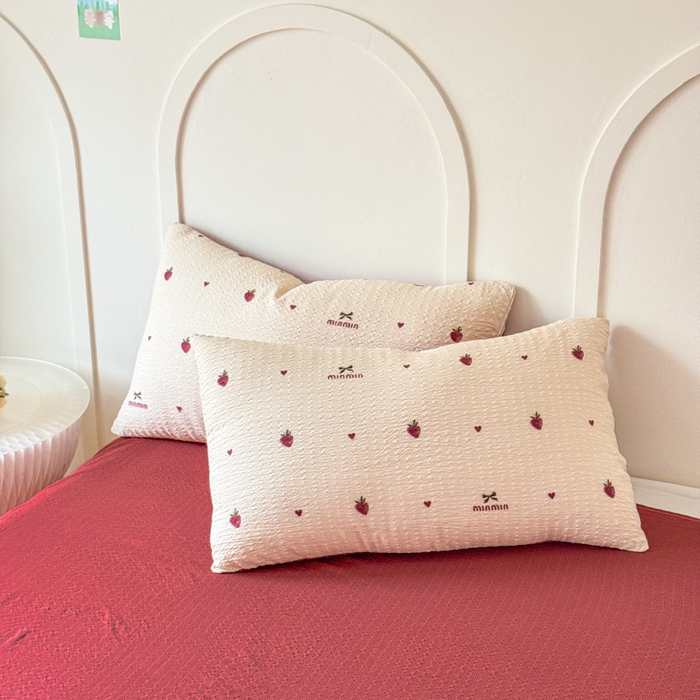 91家纺网 家纺一手货源 找家纺 梦舒阳 2026新款泡芙棉夏被花边款泡芙纱夏凉被四件套空调被带小熊吊牌 草莓