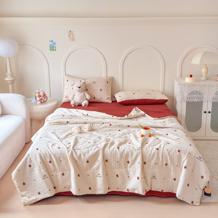 91家纺网 家纺一手货源 找家纺 梦舒阳 2026新款泡芙棉夏被花边款泡芙纱夏凉被四件套空调被带小熊吊牌 草莓